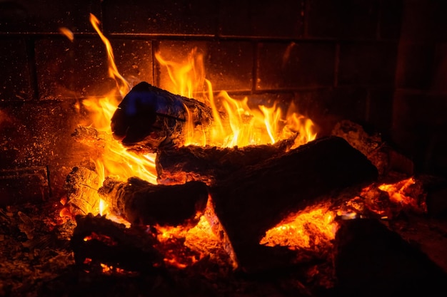 Verbrennen von Holzscheiten im Kamin