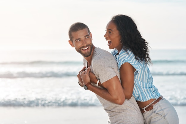 Verbringen Sie einen strahlenden Tag in Liebe. Aufnahme eines jungen Paares, das eine schöne Zeit zusammen am Strand genießt