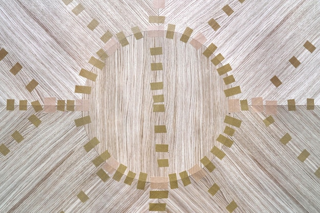 Verbundfurnier mit Klebeband für die Tischplatte des Esstisches mit geometrischem Muster auf der Werkbank in Nahaufnahme