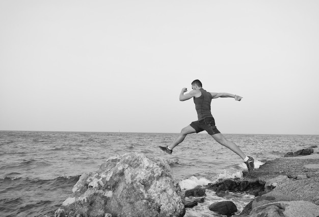 La verdad es que siempre se puede correr más duro A veces la verdad duele Correr hombre en la playa Entrenamiento de corredor al aire libre