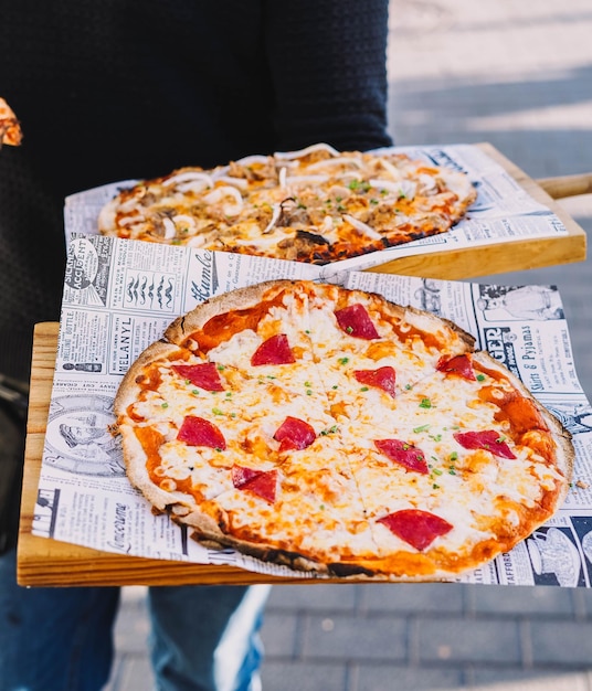 Foto verdadeira pizza italiana de nápoles feita com massa fermentada e ingredientes naturais frescos num forno de pedra