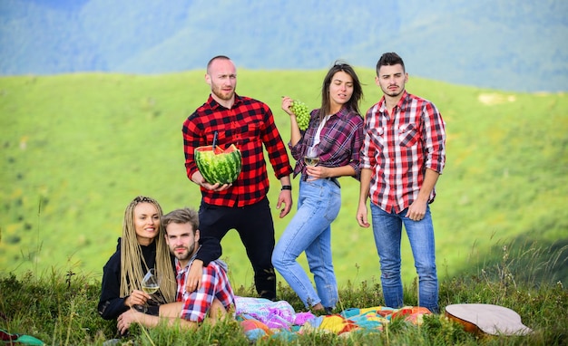 Verdadera felicidad vacaciones de verano grupo de personas pasan tiempo libre juntos familia camping senderismo aventura feliz hombres y niñas amigos comen sandía amistad picnic romántico en campamento de turismo