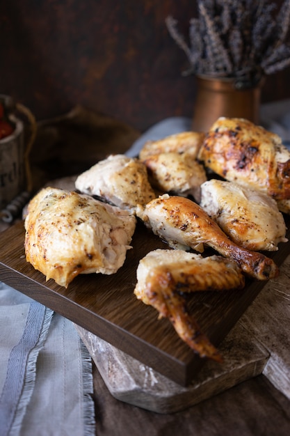 Verdaderas piezas de pollo en una tabla de cortar de madera