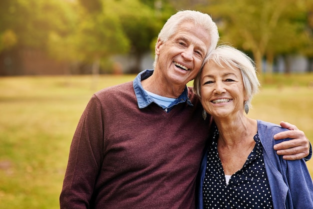 El verdadero amor nunca envejece Retrato de una feliz pareja de ancianos en el parque