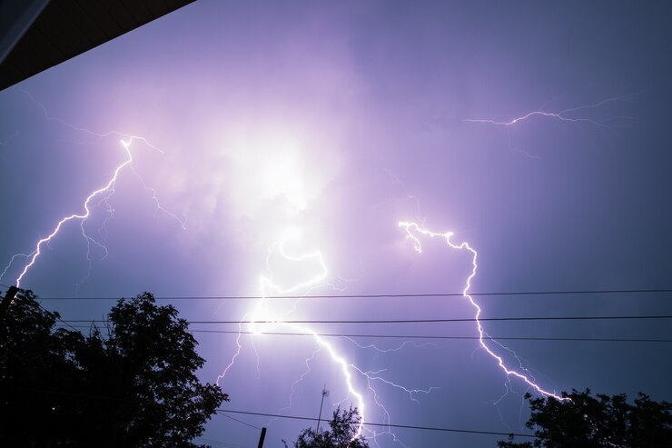 Foto verdadero rayo en la ciudad durante una tormenta, visto desde la ventana de la casa