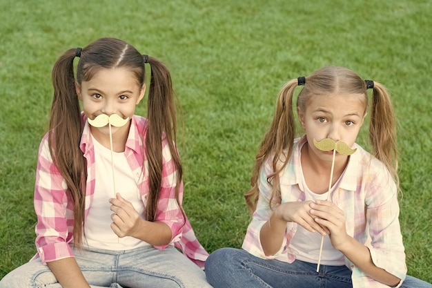 Los verdaderos amigos nunca se separan Los amigos felices sostienen accesorios de bigote Amigos de la infancia Fiesta de pequeños amigos en la hierba verde Mirada loca de niñas pequeñas Relación familiar La amistad importa