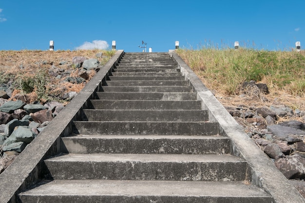 Verdammt die Zementtreppe mit blauem Himmel