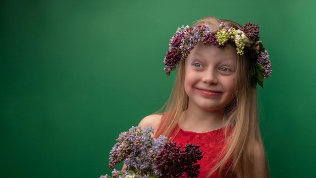 Verde alegre en una corona de lilas con un montón de fuera de sí con alegría en una mueca verde Flirts