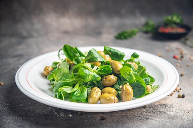 Verde azeitona salada folha mache milho alface fresco refeição saudável comida lanche na mesa cópia espaço