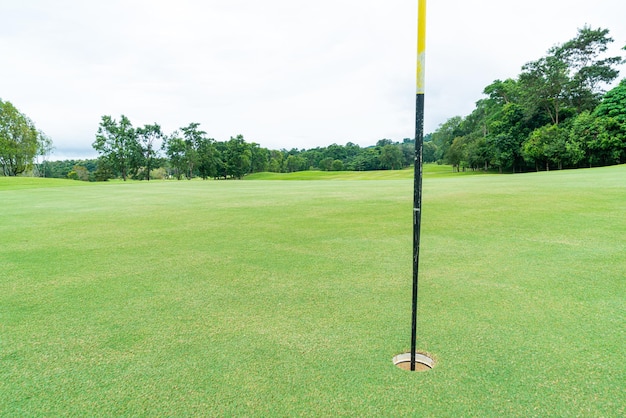 Verde com bunkers de areia no campo de golfe