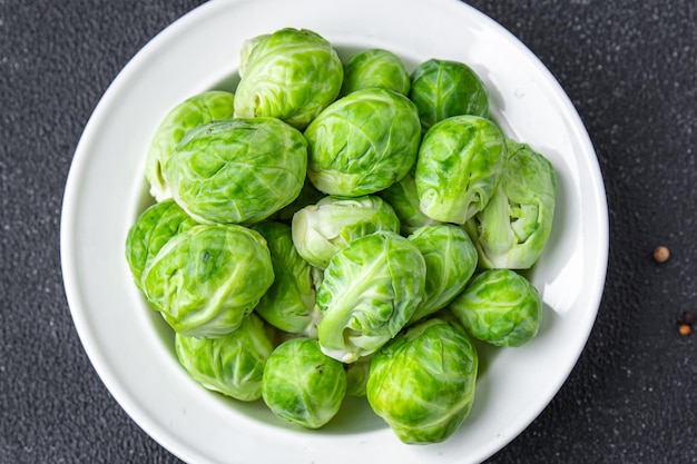 verde couve de Bruxelas lanche de comida vegetal crua na mesa cópia espaço fundo de comida