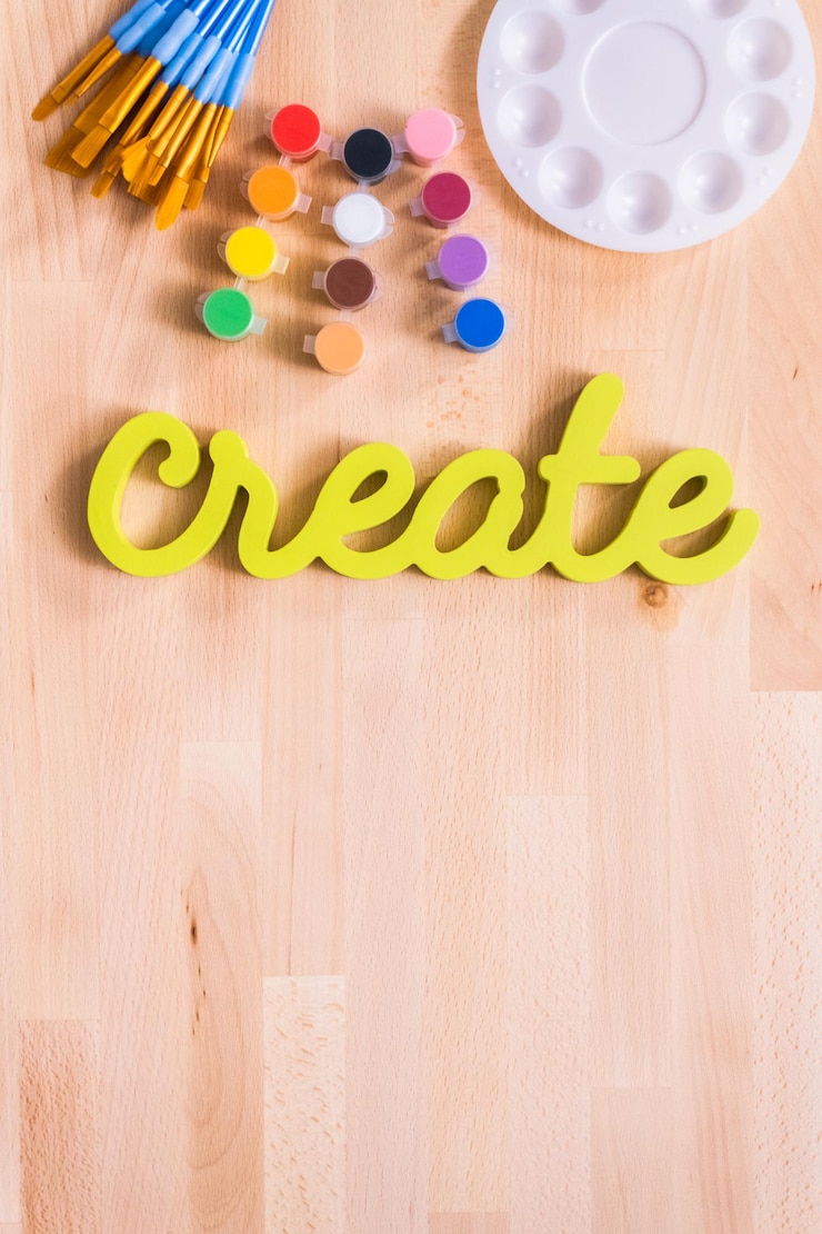 Foto verde crear cartel con pinceles sobre la mesa.