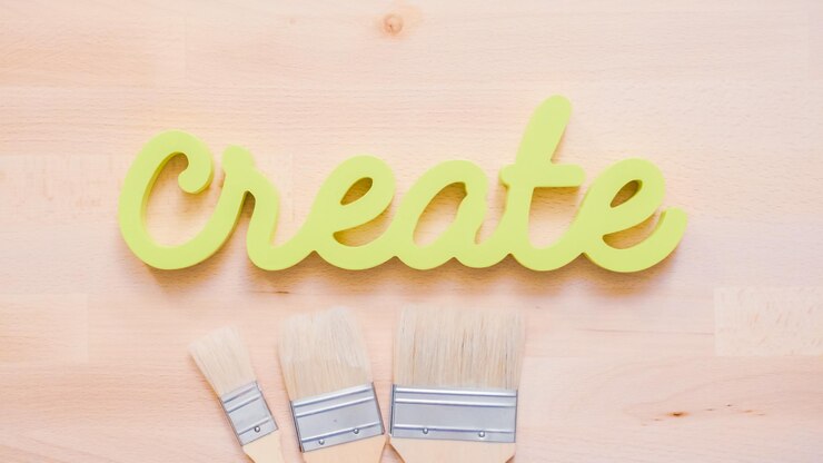 Foto verde crear cartel con pinceles sobre la mesa.