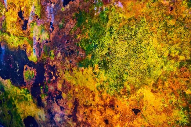 Verde e amarelo texturizado e ondulado em meio a redemoinhos de cores em um recurso de fundo abstrato