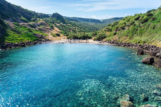 Verde esmeralda vê água na costa de cala ostina, sardenha, itália.