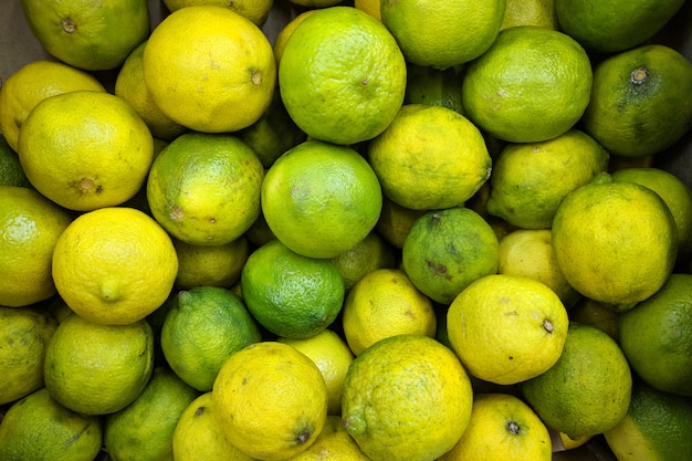 Verde lima en caja, fondo. Variedad de limas frescas cultivadas en la tienda. Limas aptas para zumo, cóctel