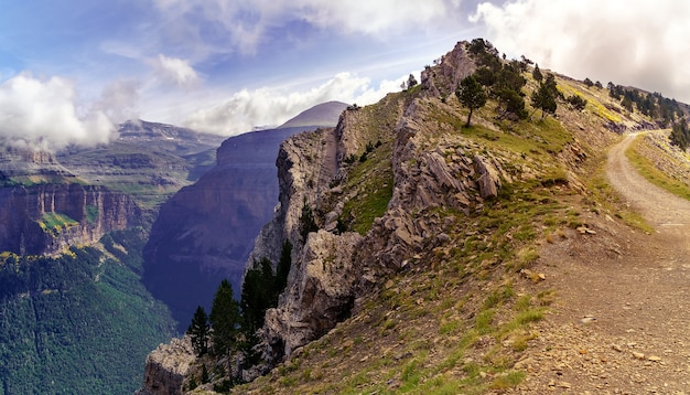 Verde paisaje de alta montaña en los Pirineos españoles