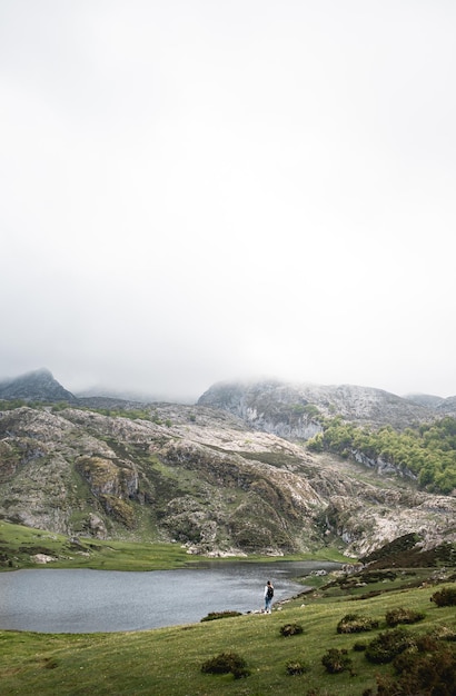 Verde paisaje montañoso de los Lagos de Covadonga con una persona caminando