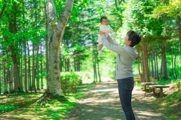 Verde refrescante y padre e hijo.