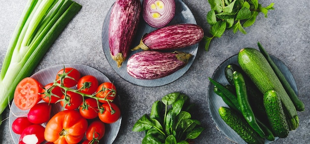 Verde vermelho e roxo vários legumes frescos em uma mesa Conceito de alimentação saudável Vista superior plana