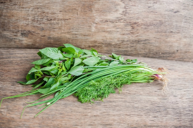 Verdes, cebollas verdes, eneldo y albahaca