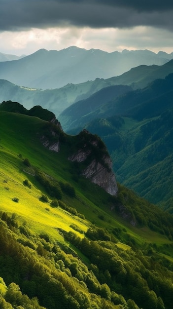 Las verdes colinas de las montañas.