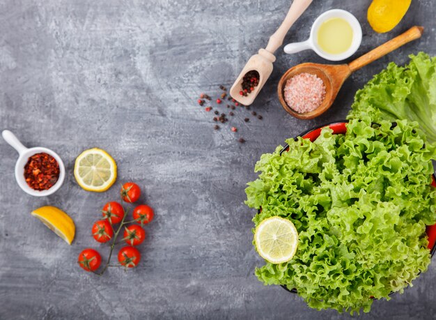 Verdes frescos da salada da alface com especiarias e legumes frescos.