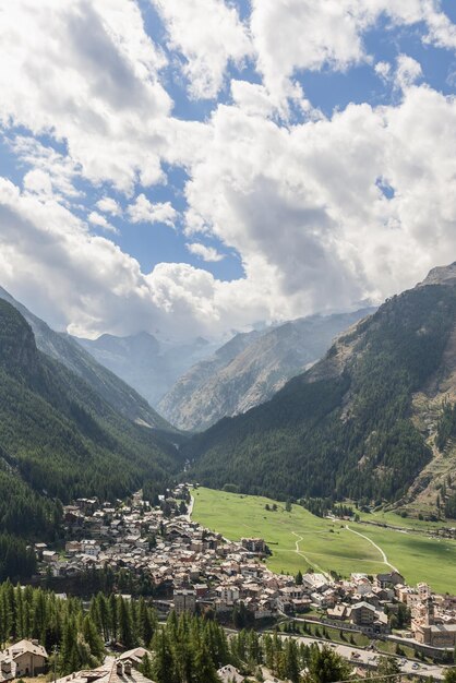 Foto los verdes prados de sant'orso son la presentación simbólica de la ciudad de cogne en el valle de aosta, italia.