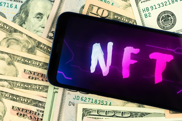 Verdienen Sie Geld mit nicht fungiblen NFT-Token Zukunft der Krypto-Kunst und Kryptowährung Dollarscheine Hintergrundfoto von oben