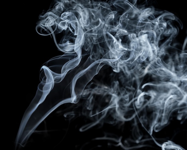 Verdrehte Rauchwolken Rauchbewegung auf schwarzem Hintergrund Abstrakte Rauchlinien