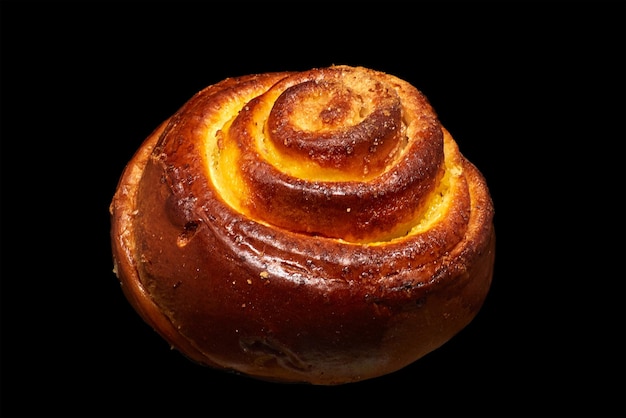 Verdrehtes Brötchen mit Zucker auf schwarzem Hintergrund