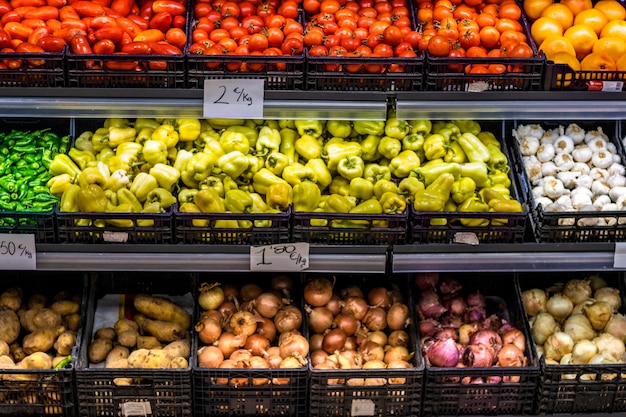 Verdulería Verduras frescas españolas recién cogidas de la huerta