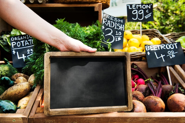 Foto verdulero que vende productos agrícolas frescos orgánicos en el mercado agrícola