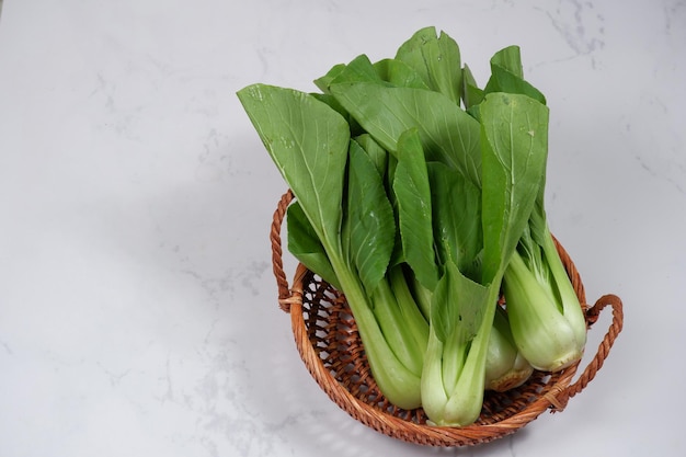 verdura verde, bokchoy aislado en blanco