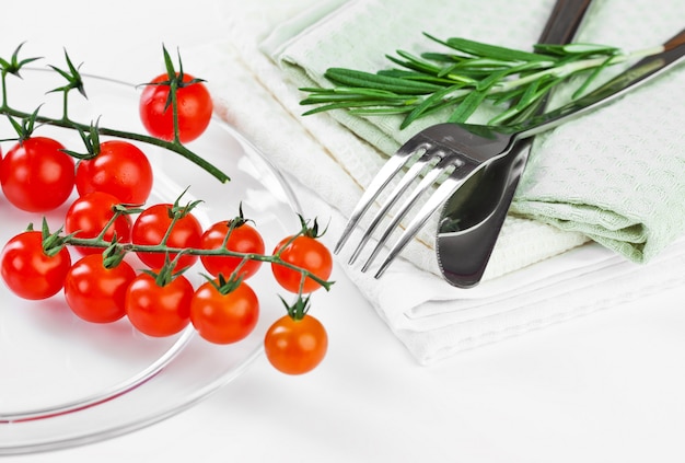 Verduras con accesorios de cocina sobre un fondo blanco.