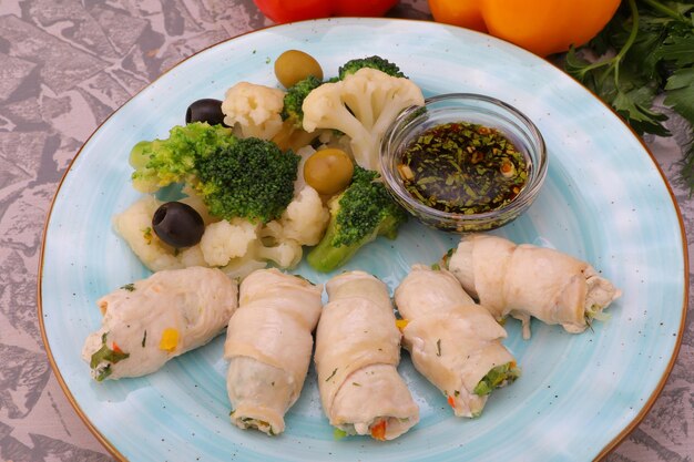 verduras al horno berenjena pimiento cebolla calabacín pepinos champiñones en un plato foto platos