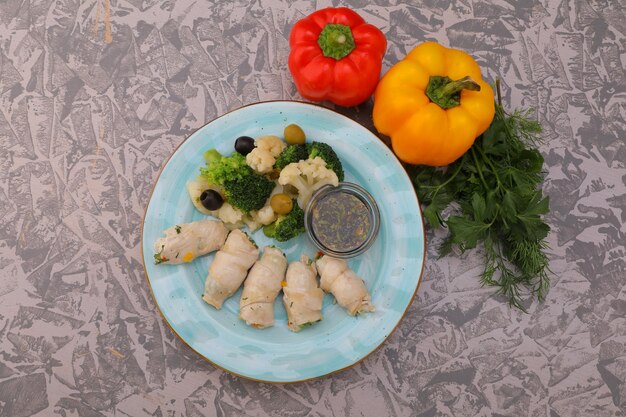 verduras al horno berenjena pimiento cebolla calabacín pepinos champiñones en un plato foto platos