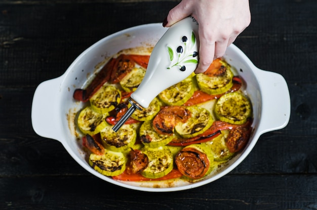 Verduras al horno en plato para hornear, calabacín, pimiento y calabacín.