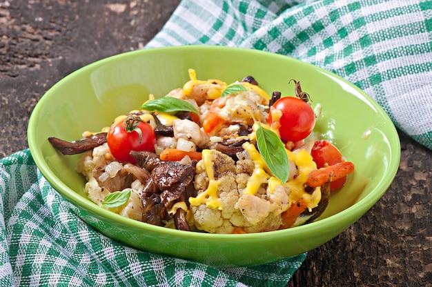 Verduras al horno con pollo y champiñones