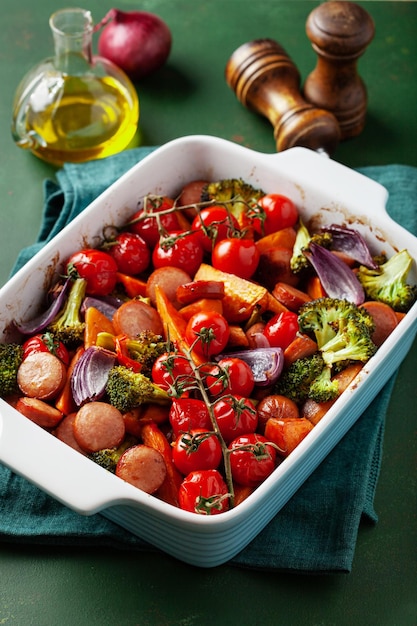 Verduras al horno y salchichas almuerzo saludable boniato cebolla tomate brócoli