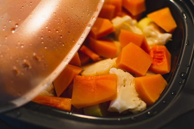 Foto las verduras al vapor conservan vitaminas y nutrientes y las verduras permanecen suaves y crujientes