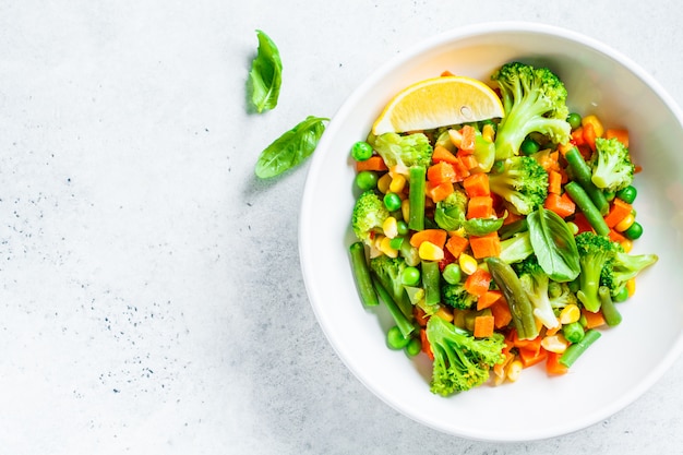 Verduras al vapor en plato blanco