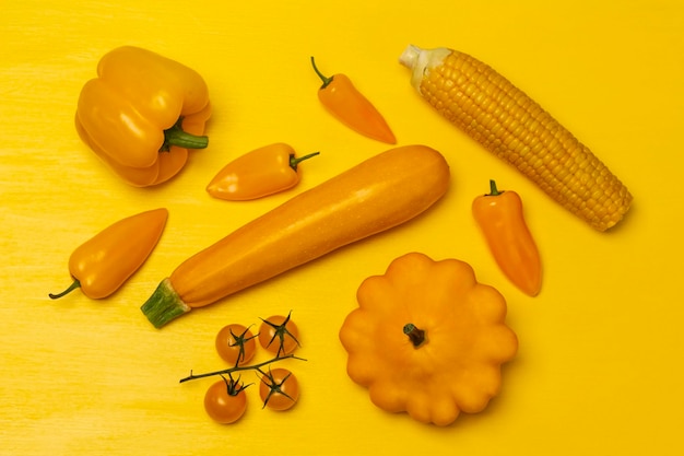 Verduras amarillas sobre fondo amarillo Lay Flat