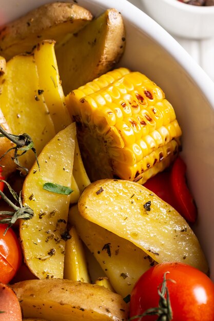 Foto verduras asadas en un plato para la cena.