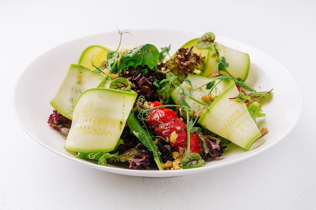 Verduras berenjena calabacín pimienta ensalada en placa