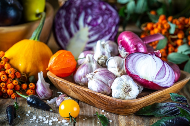 Verduras Bio verdura fresca en una cesta.