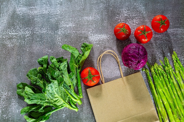 Verduras y bolsas de la compra.