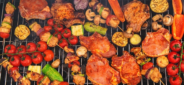 Las verduras y la carne se grilan Enfoque selectivo Alimentos