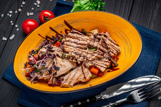 Verduras y carne a la plancha con salsa balsámica