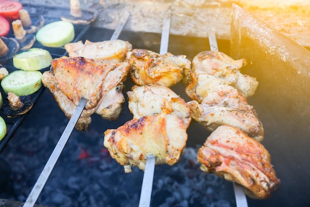 Verduras y carnes a la parrilla Pimiento tomate champiñones y calabacín Calabaza Pollo a la brasa Fiesta de barbacoa de verano Comida sana y natural